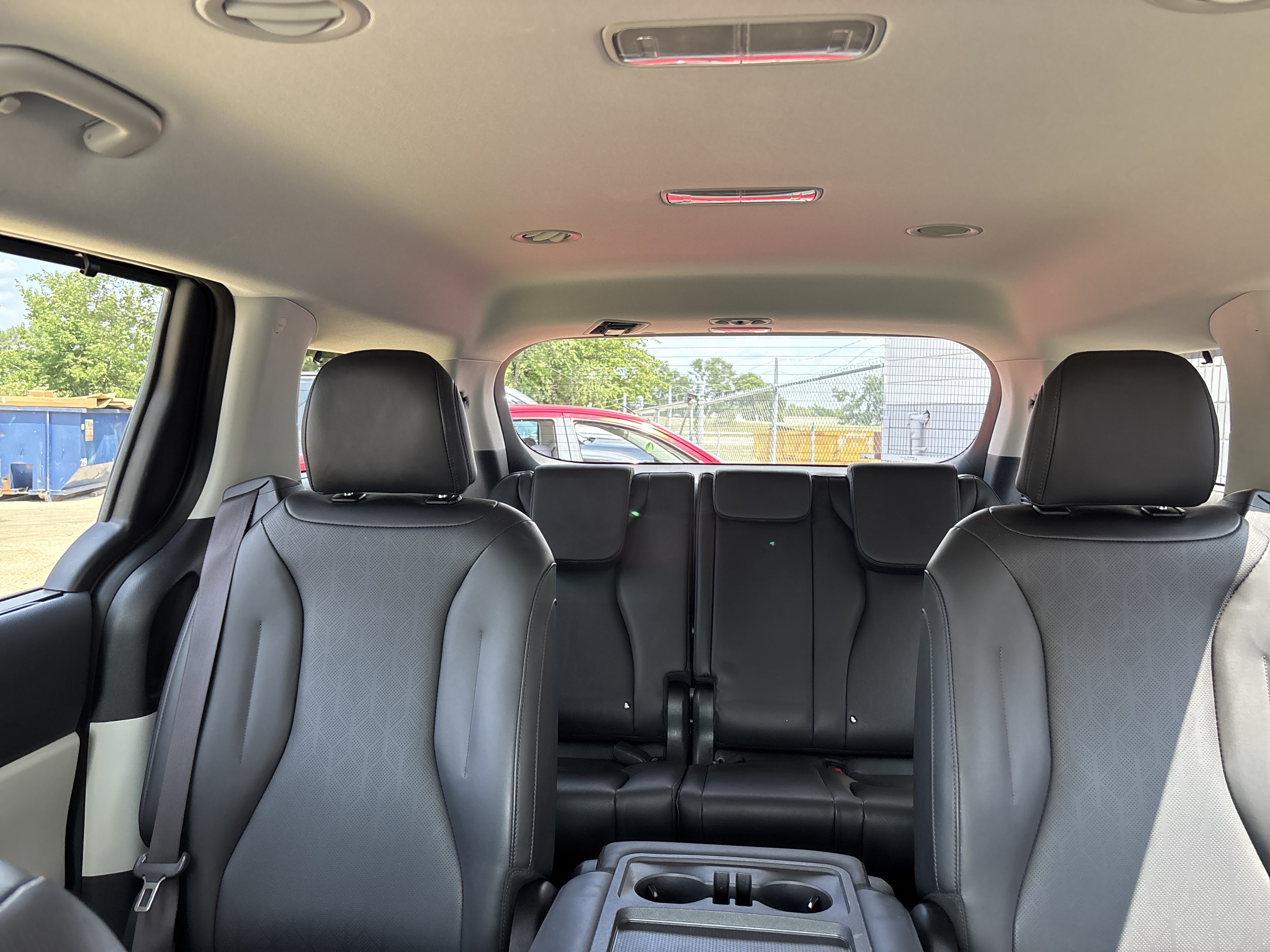 Used 2024 Kia Carnival EX FWD image 17