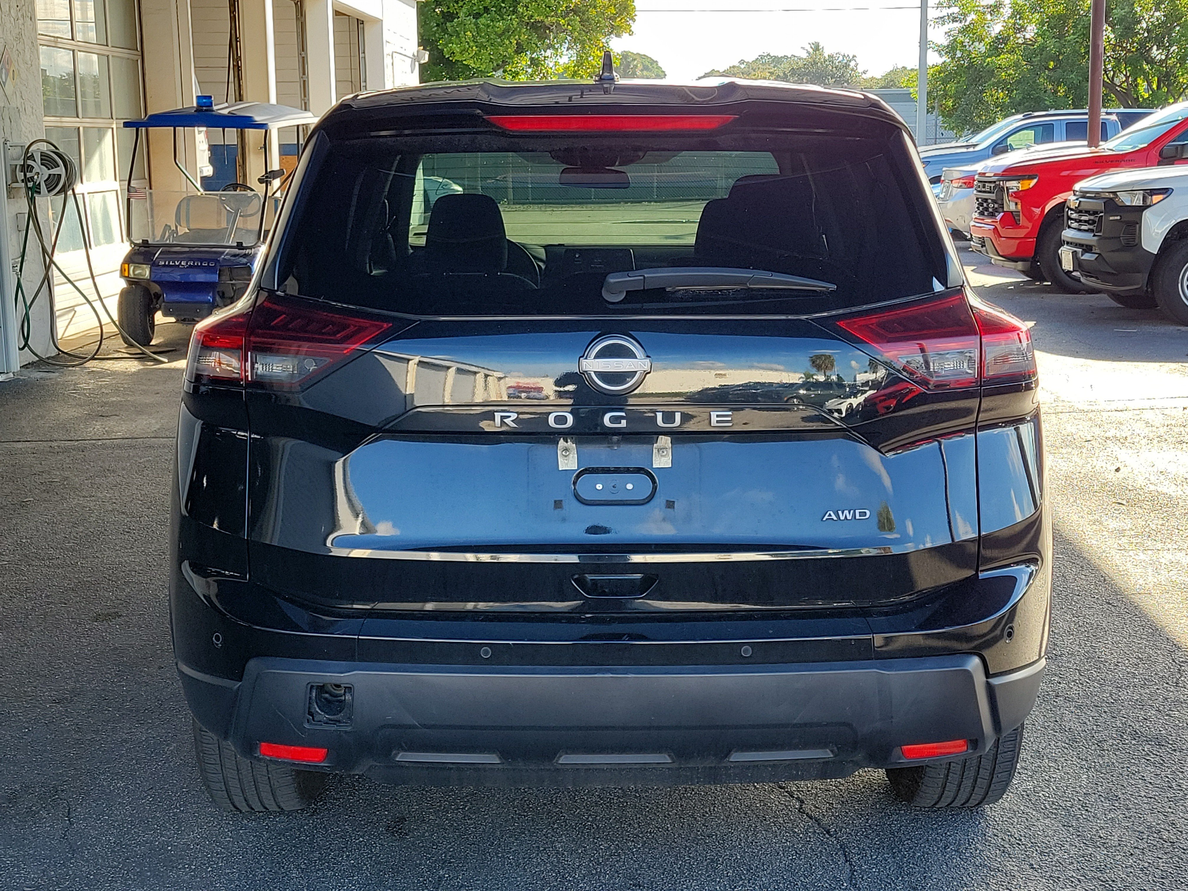 Used 2025 Nissan Rogue SV AWD/4WD image 4