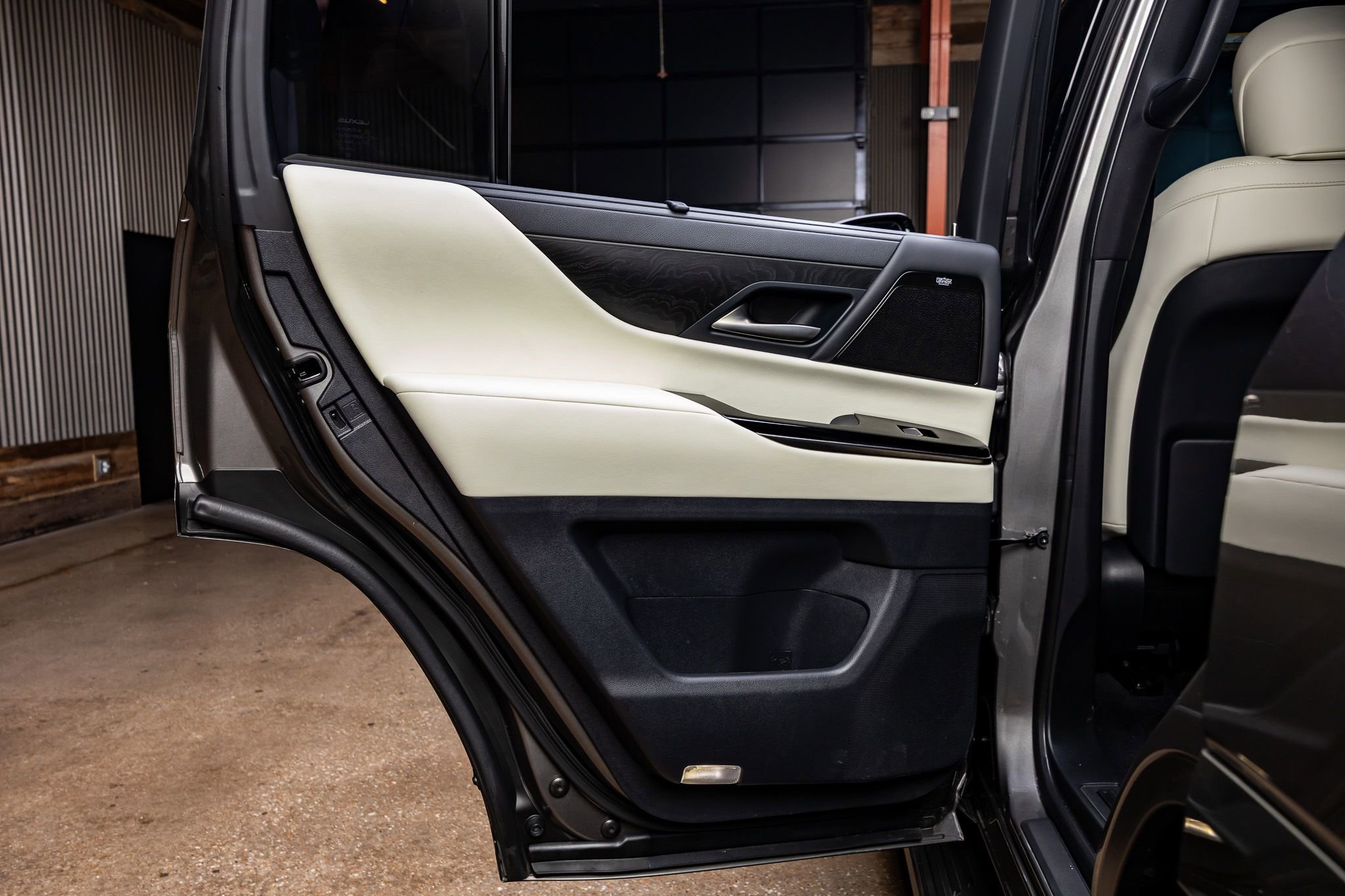 Used 2024 Lexus LX 600 4WD w/ Luxury Package image 37