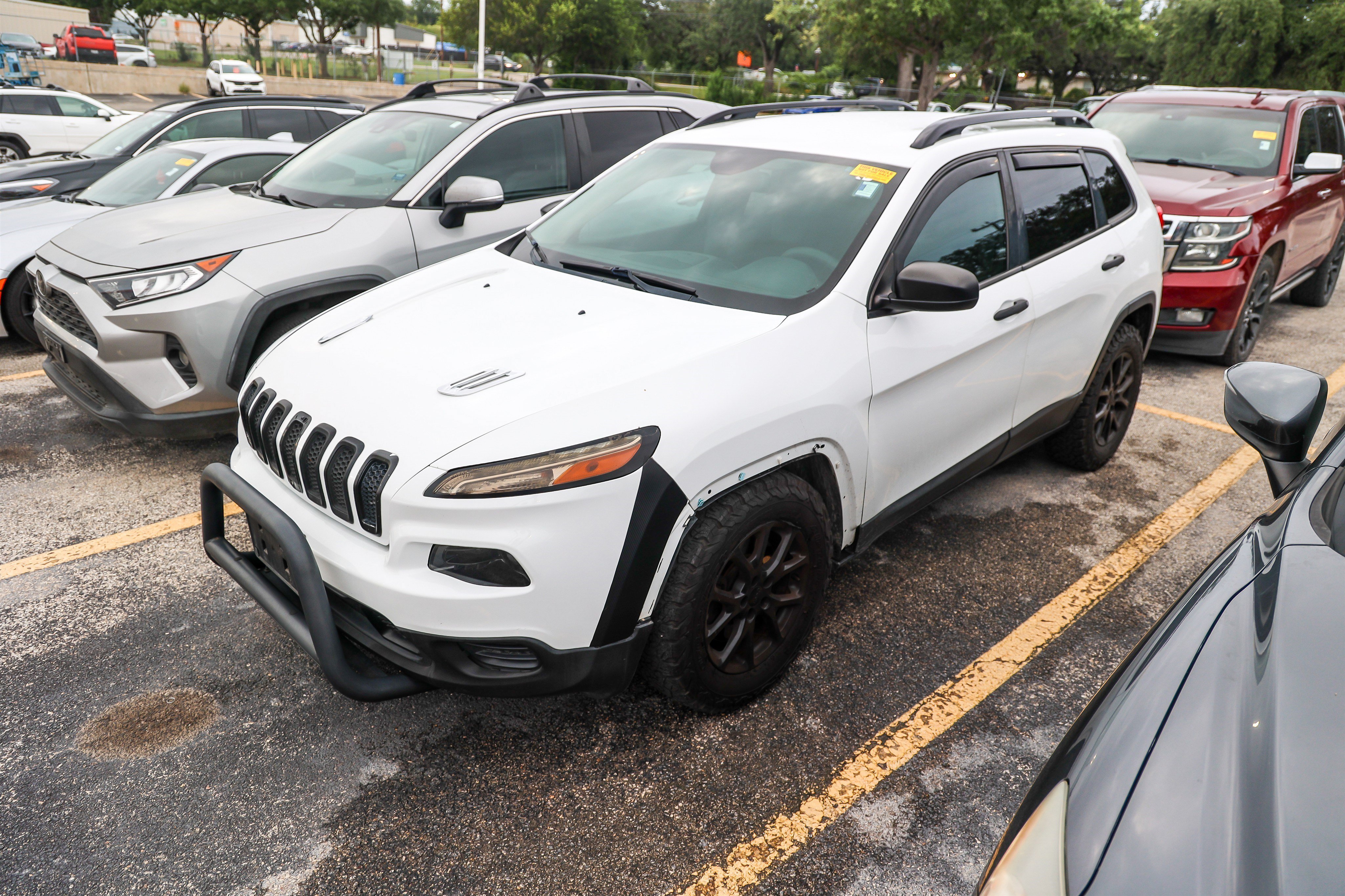 Used 2017 Jeep Cherokee Sport FWD image 3