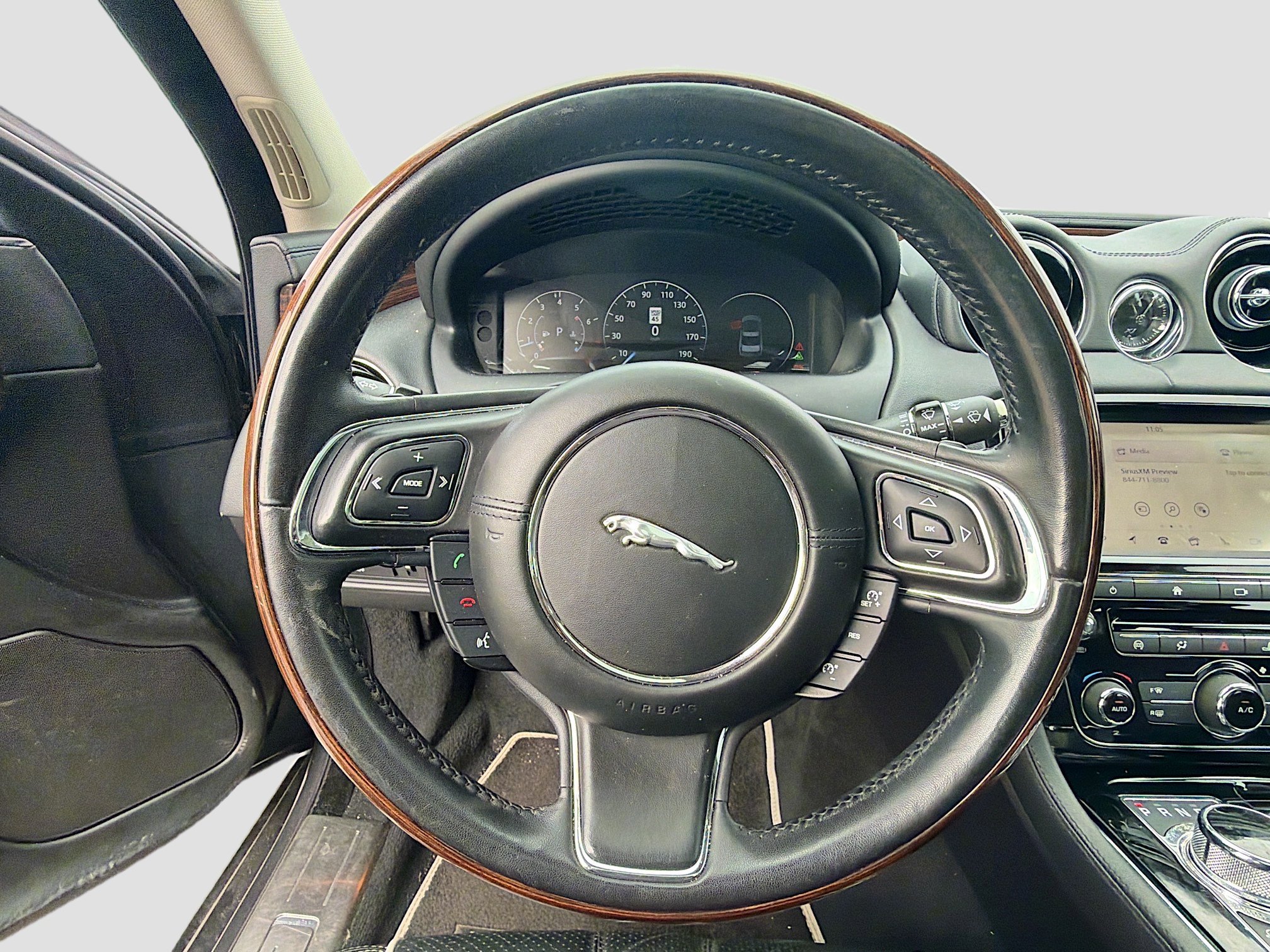 Used 2019 Jaguar XJ R-Sport image 19