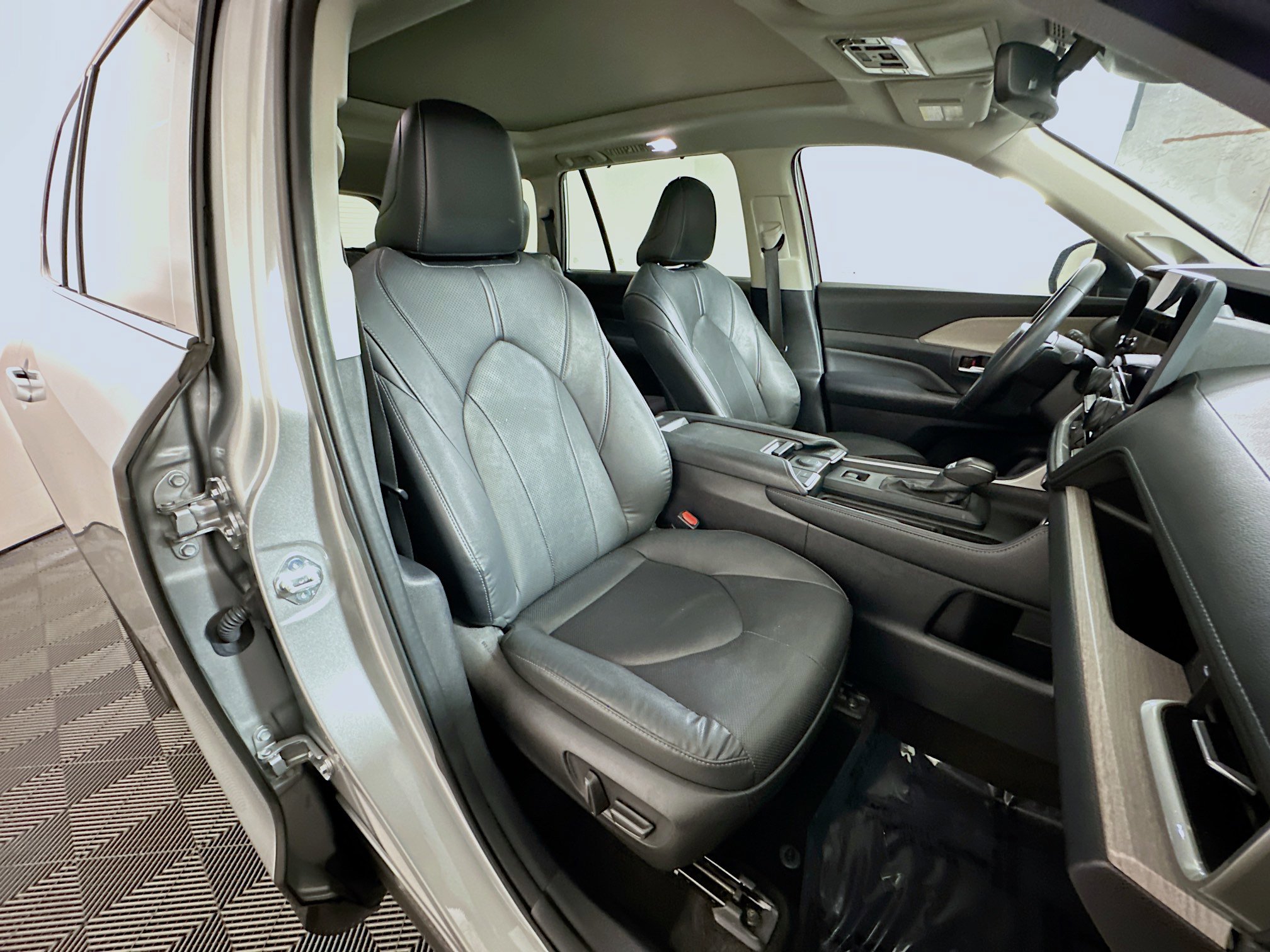 Used 2024 Toyota Grand Highlander Limited image 28
