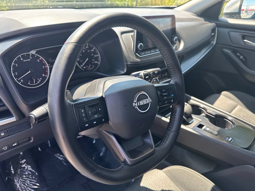 Used 2025 Nissan Rogue SV FWD image 9
