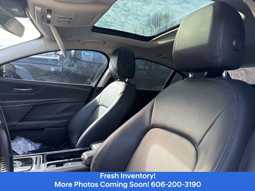 Used 2019 Jaguar XE Premium image 11