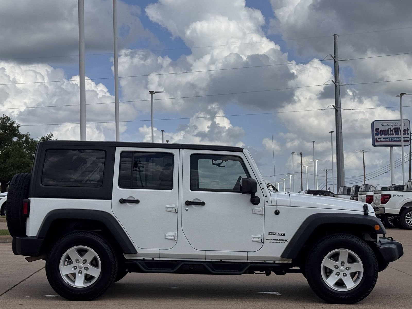 Used 2018 Jeep Wrangler Unlimited Sport S AWD/4WD image 3
