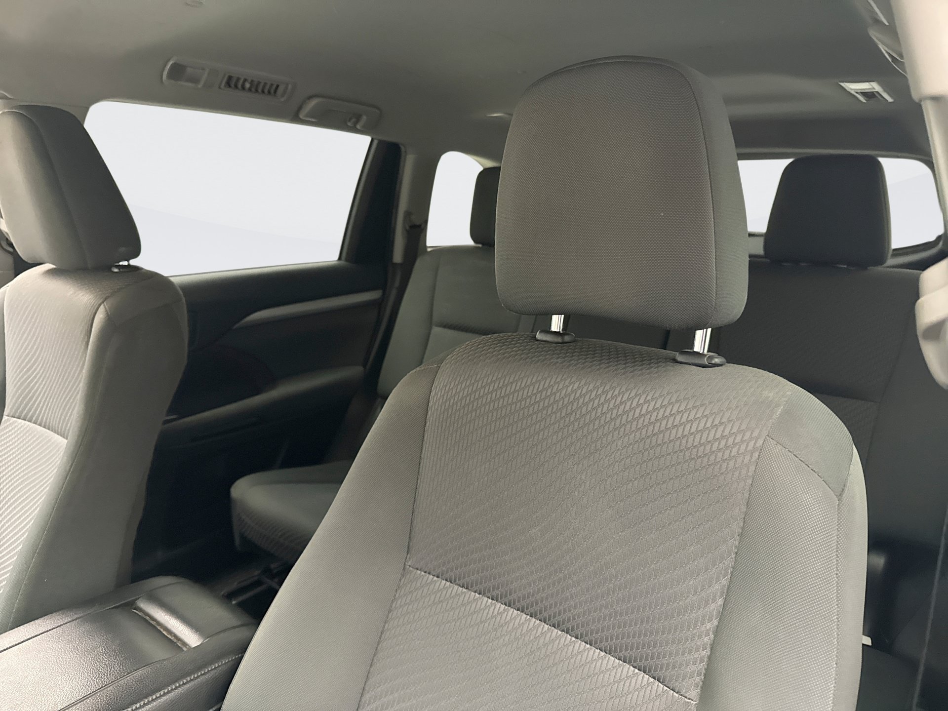 Used 2019 Toyota Highlander LE FWD image 9