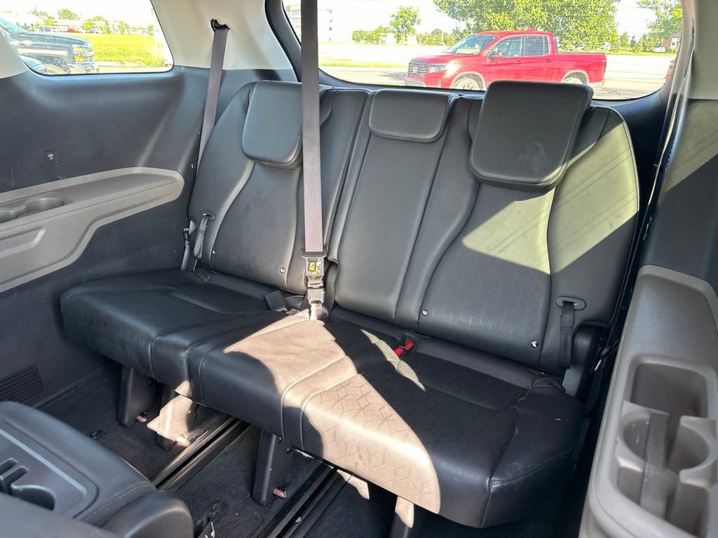 Used 2025 Kia Carnival FWD image 10