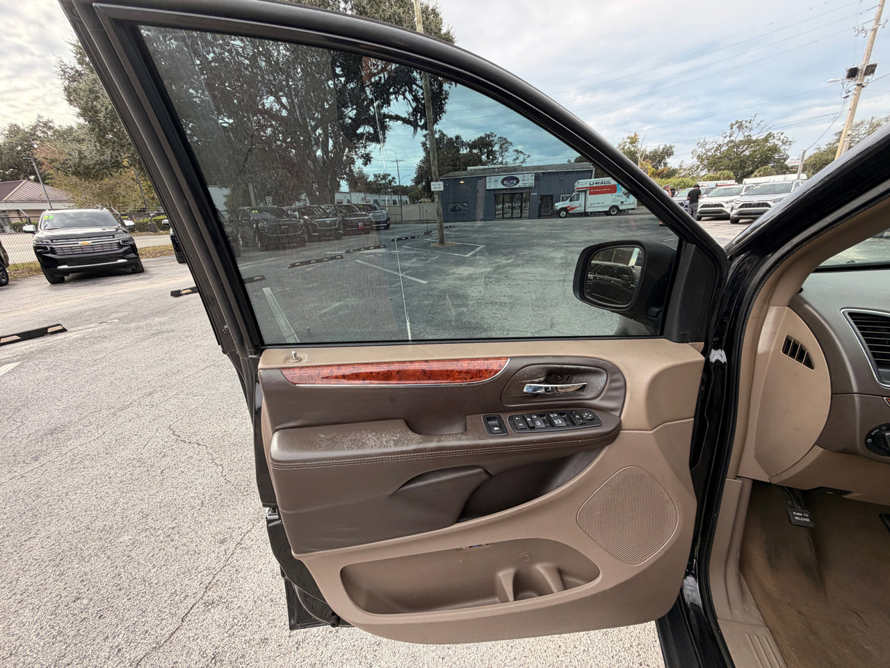Used 2013 Chrysler Town & Country Touring-L w/ Premium Group image 16