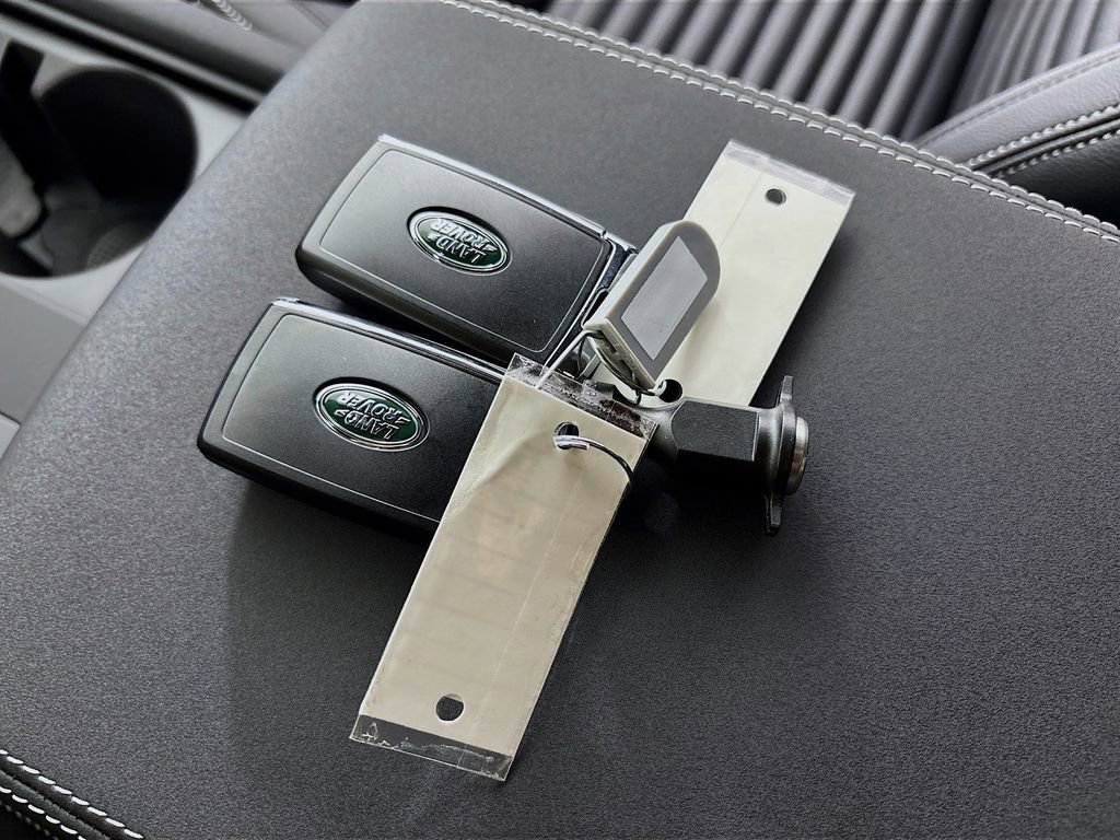 Used 2025 Land Rover Discovery Dynamic SE AWD/4WD image 17