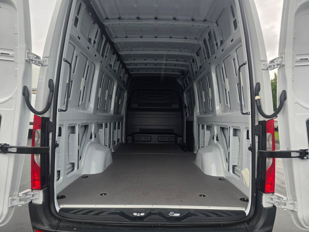 New 2025 Mercedes-Benz eSprinter 170 Cargo image 17