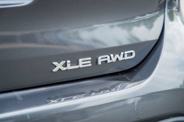 Used 2020 Toyota Highlander XLE AWD/4WD image 8