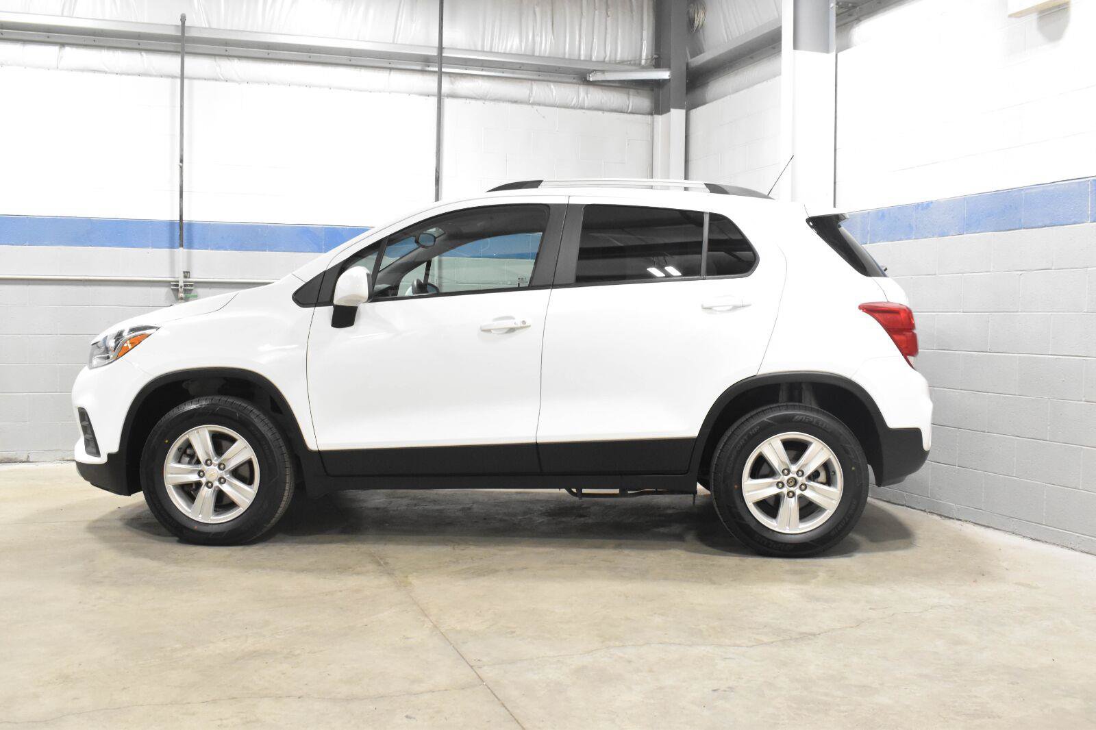 Used 2022 Chevrolet Trax LT w/ LT Convenience Package AWD/4WD image 24