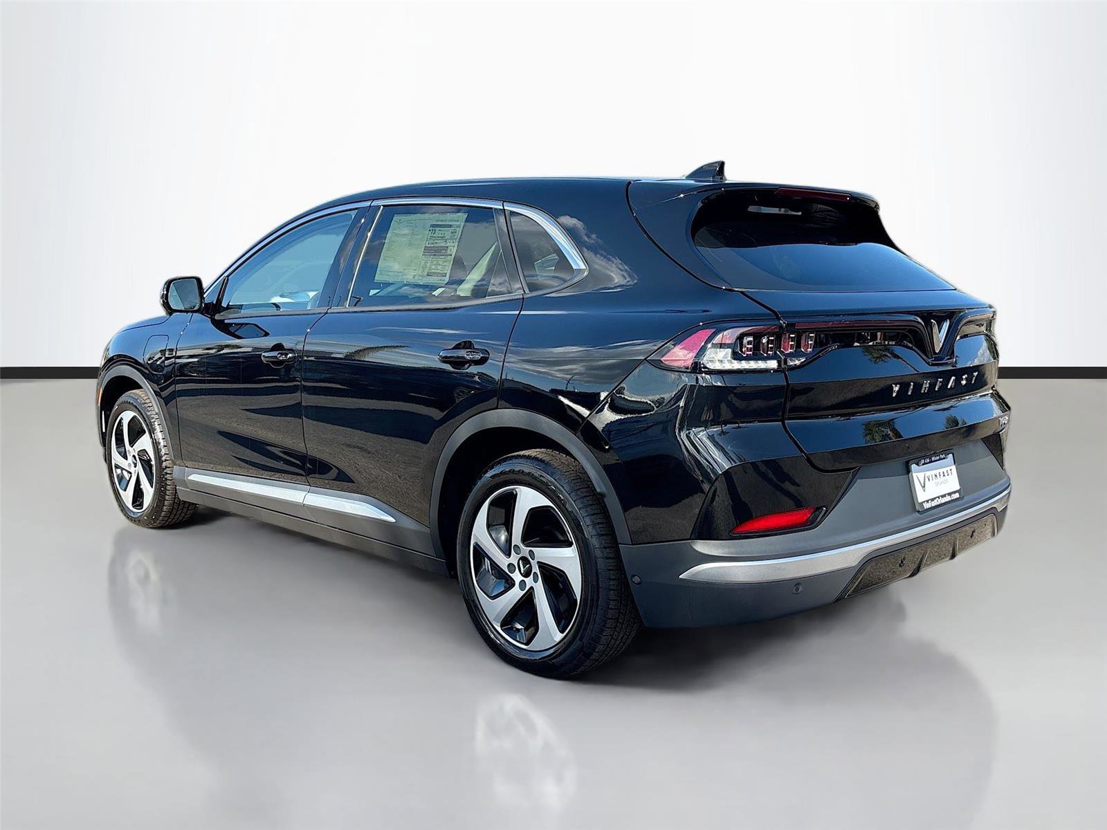 New 2025 VinFast VF 8 Eco image 5