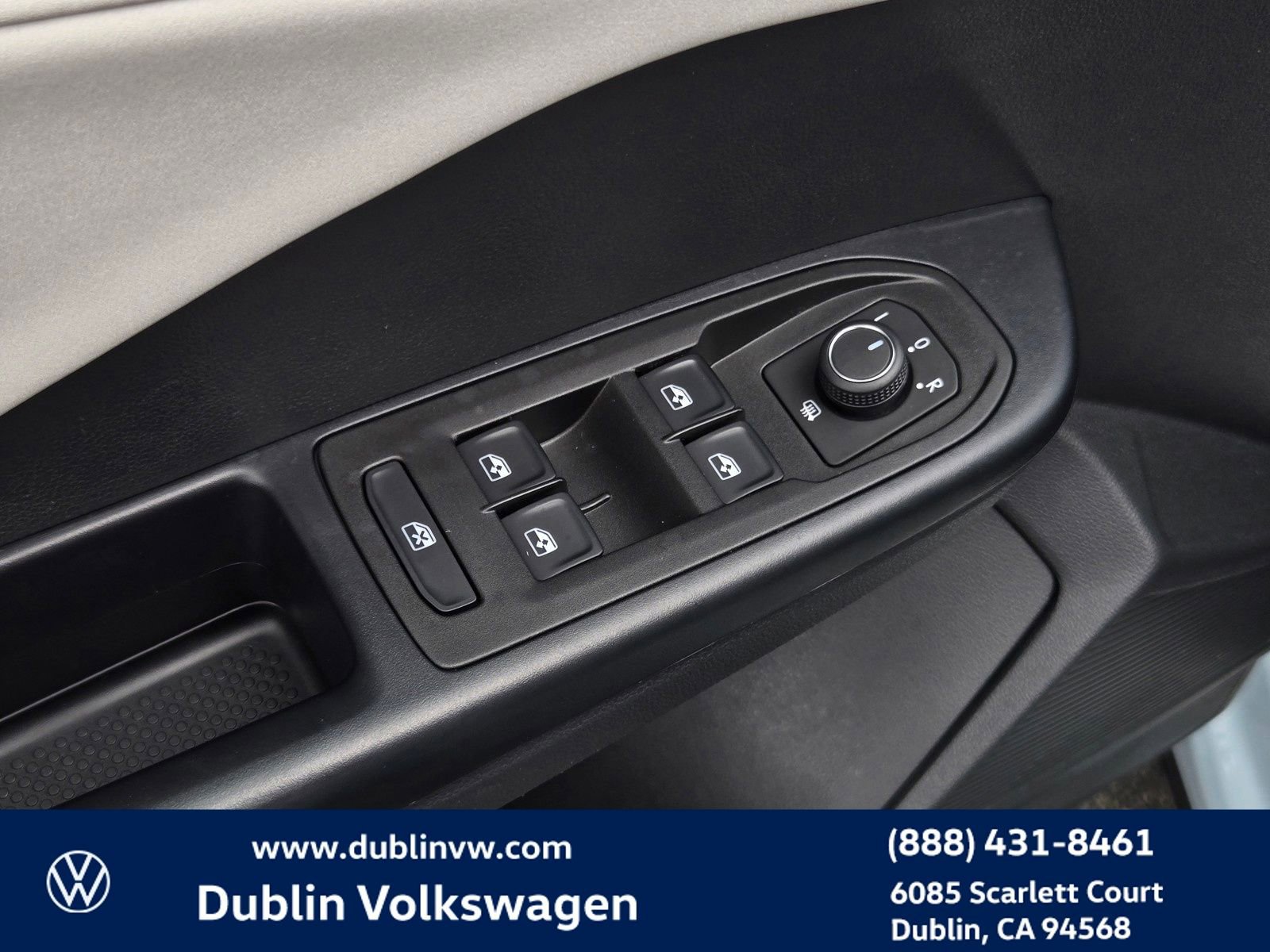 Used 2025 Volkswagen Taos SE FWD image 11
