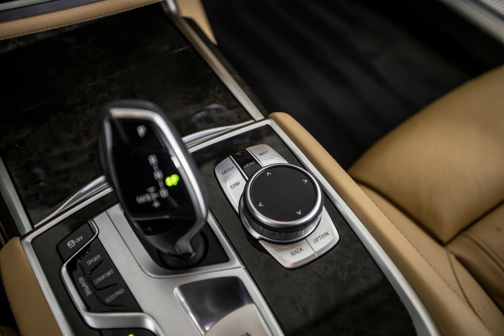 Used 2022 BMW 740i xDrive w/ Premium Package image 37