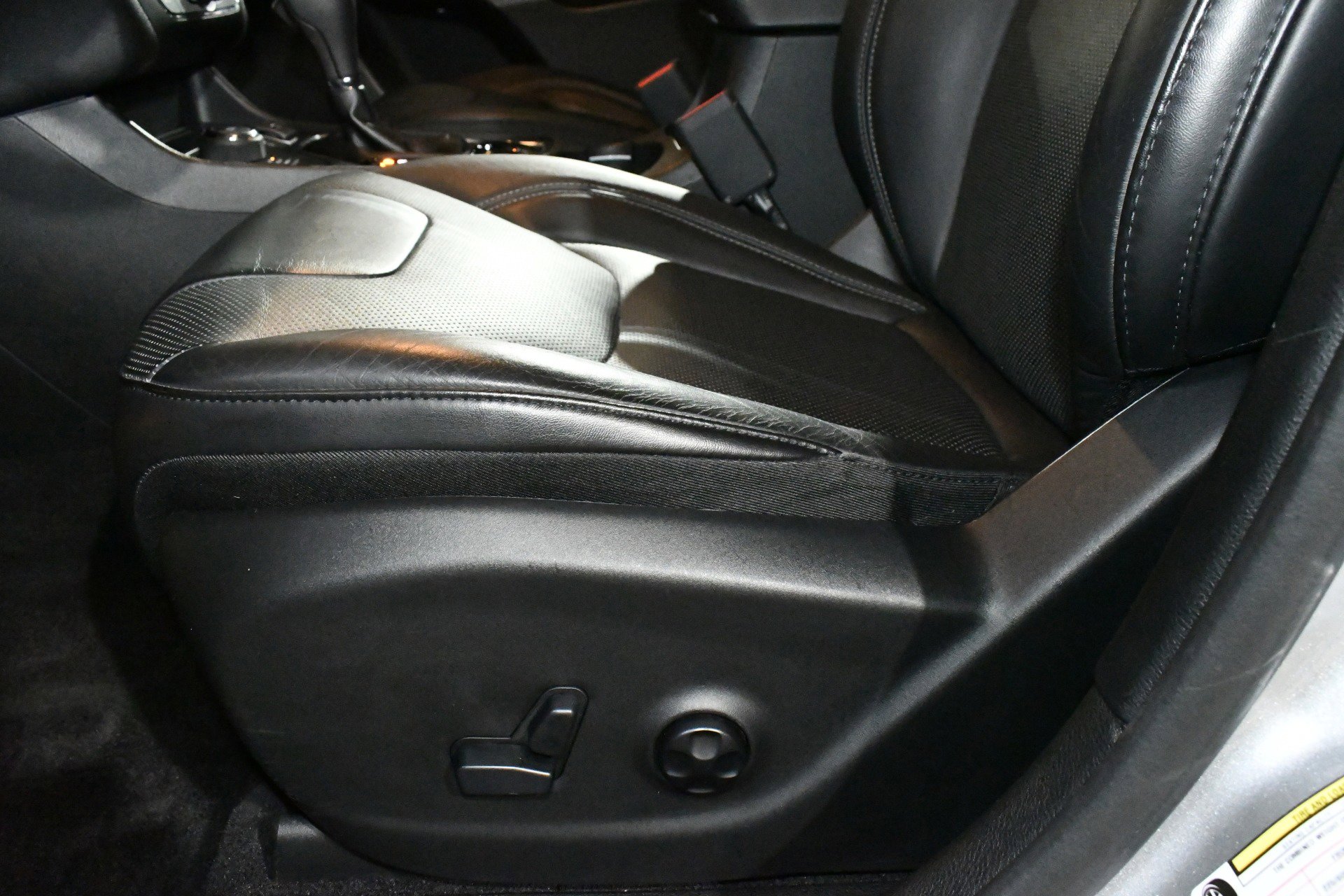 Used 2019 Jeep Cherokee Limited image 13