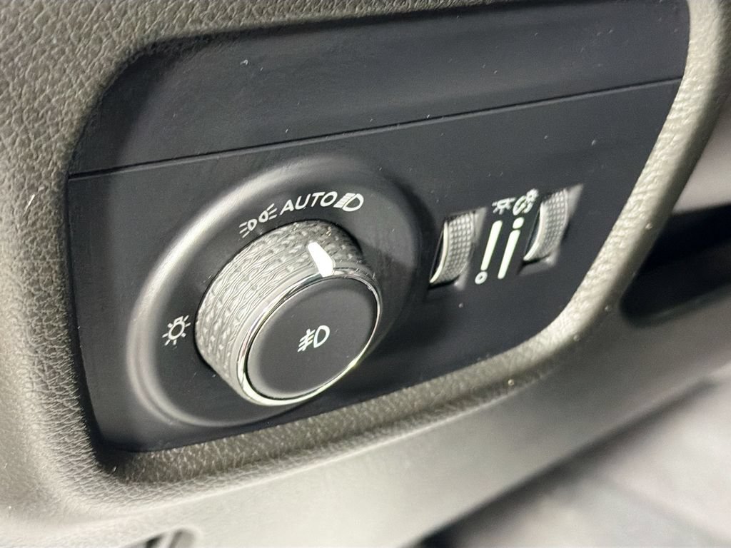 Used 2023 Jeep Grand Cherokee Summit AWD/4WD image 10