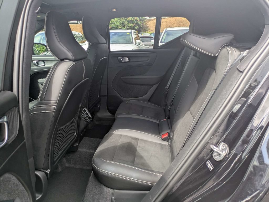 Certified 2025 Volvo XC40 B5 Plus AWD/4WD image 15