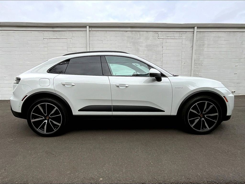 Used 2025 Porsche Macan 4 Electric image 6