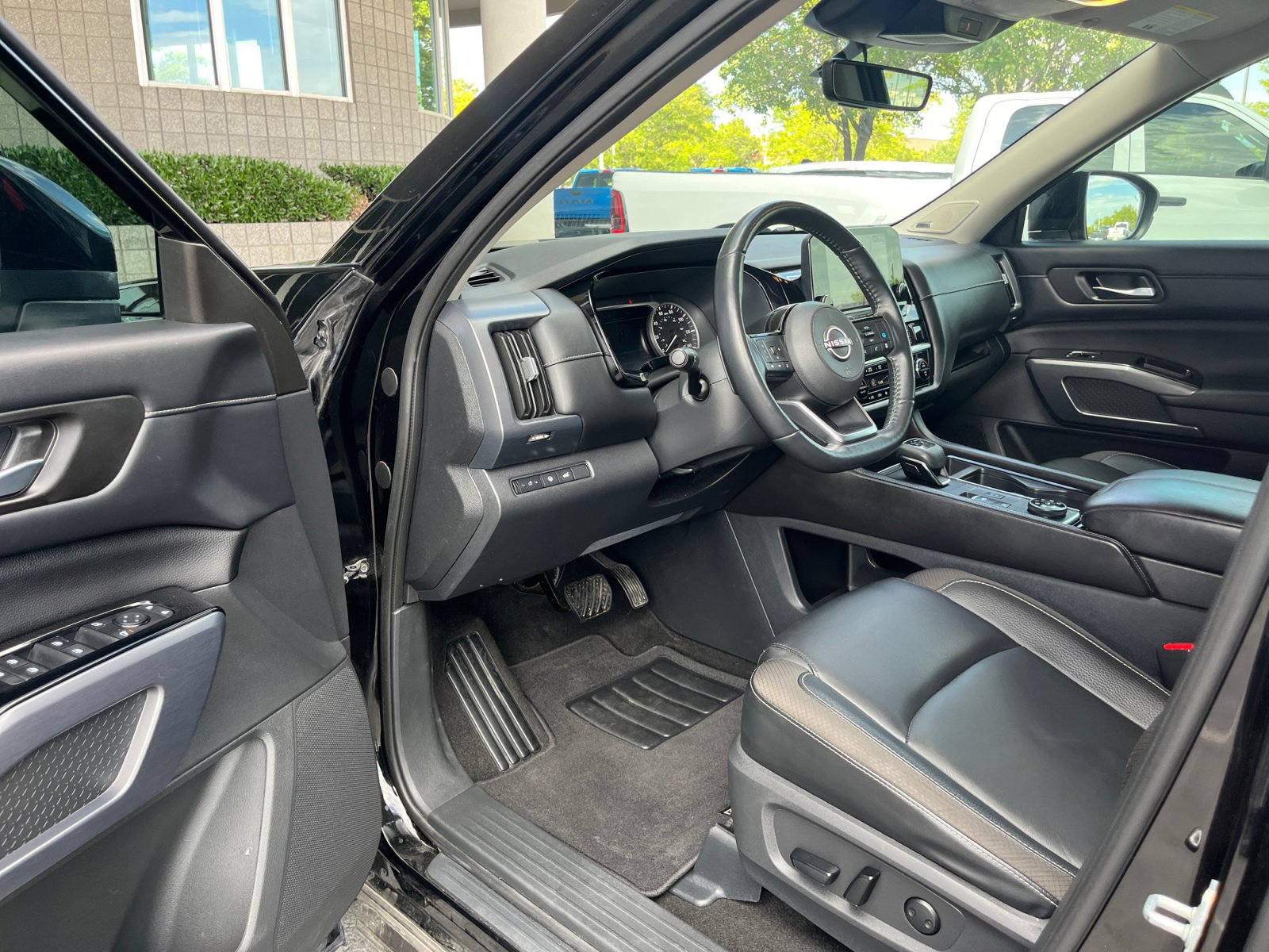 Used 2023 Nissan Pathfinder SL w/ SL Premium Package AWD/4WD image 10