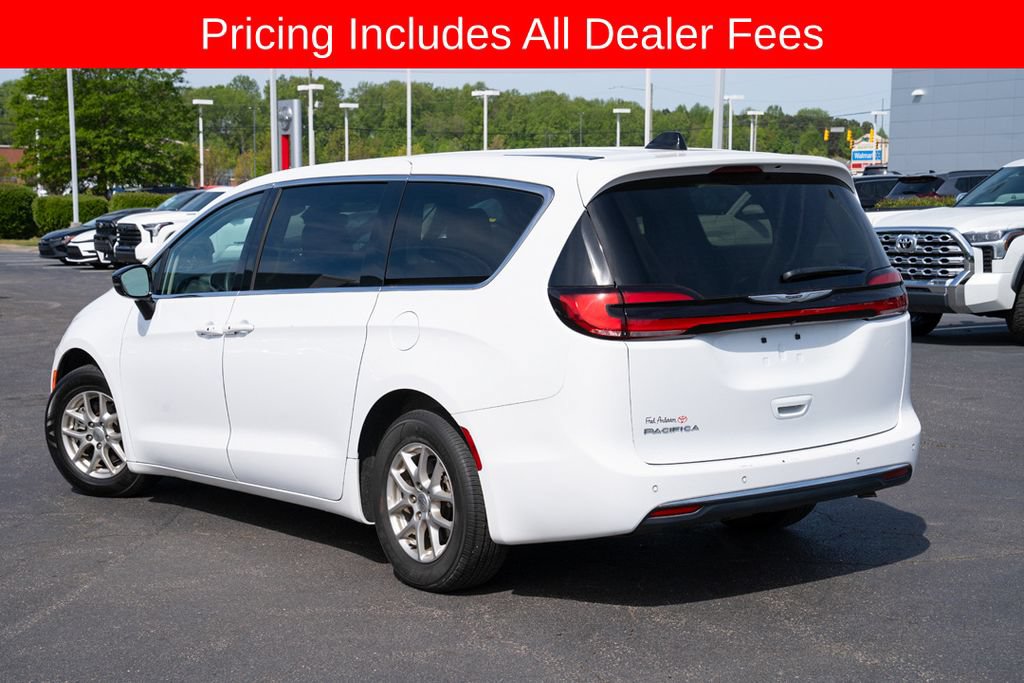 Used 2024 Chrysler Pacifica Touring-L FWD image 3