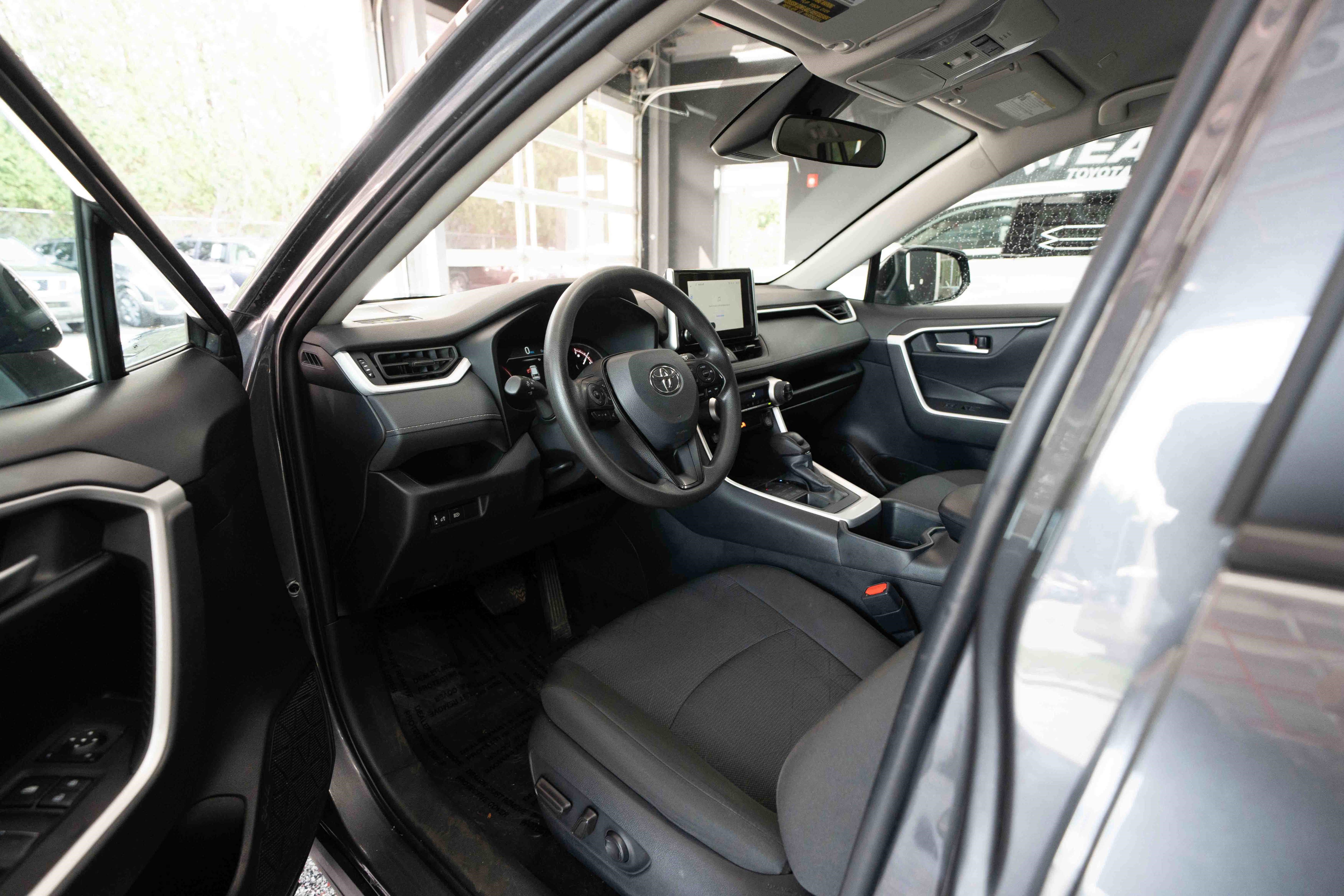 Used 2025 Toyota RAV4 XLE AWD/4WD image 8