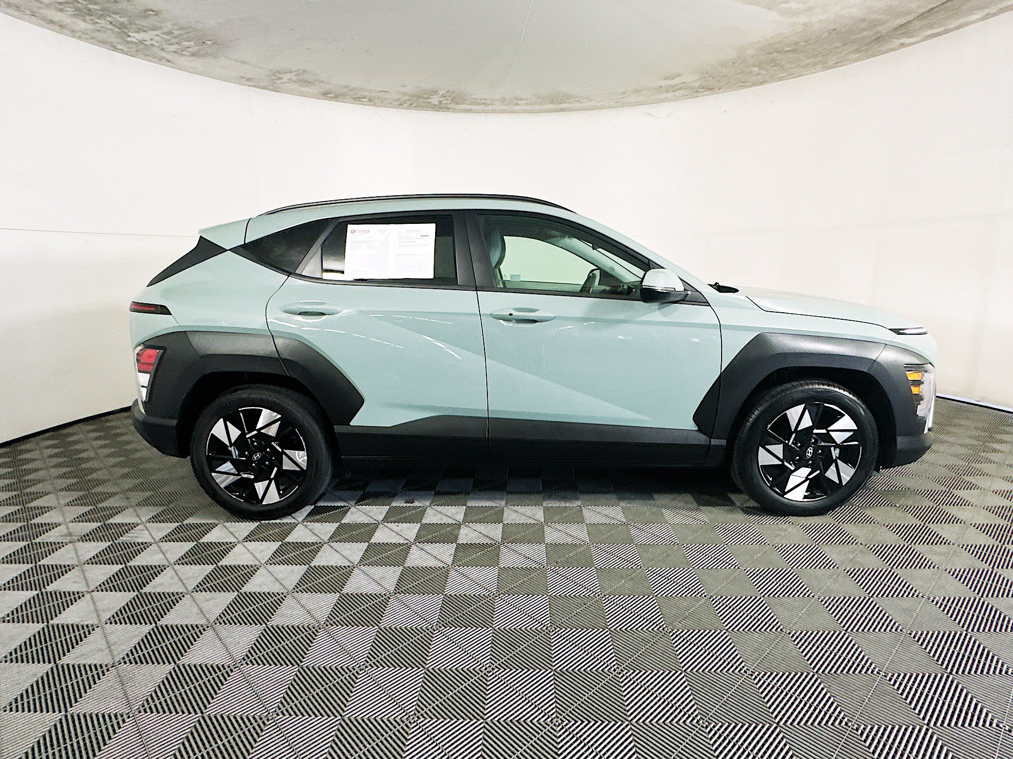 Used 2025 Hyundai Kona SEL FWD image 2