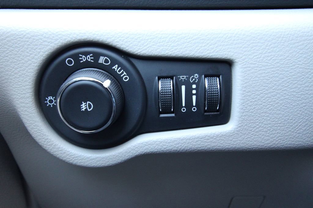 Used 2024 Chrysler Pacifica Touring-L FWD image 23