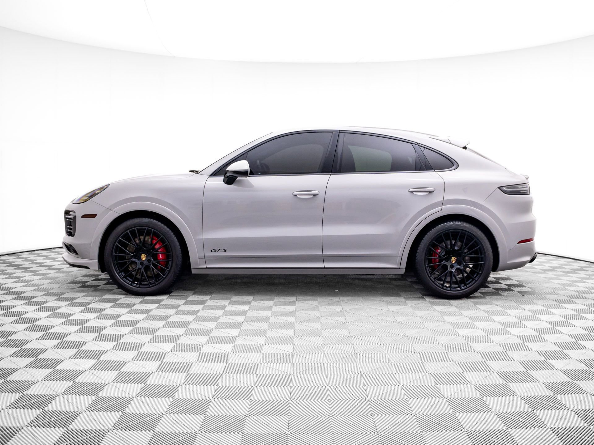 Used 2022 Porsche Cayenne GTS AWD/4WD image 2