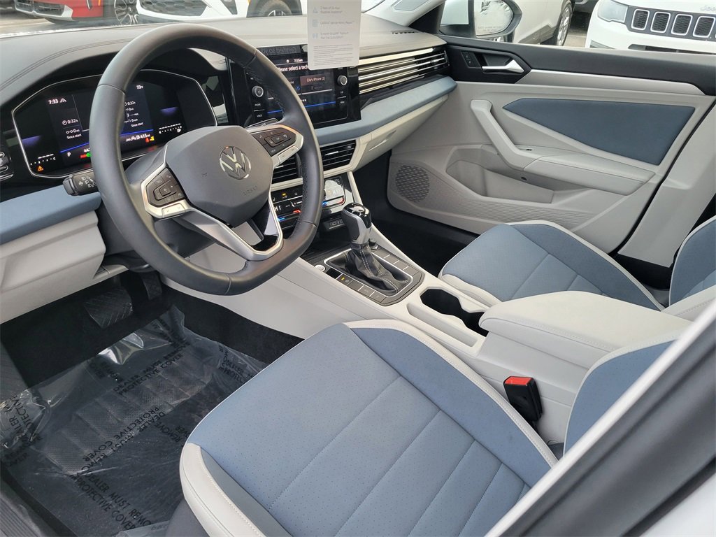 Certified 2025 Volkswagen Jetta SE w/ Sunroof Package image 13