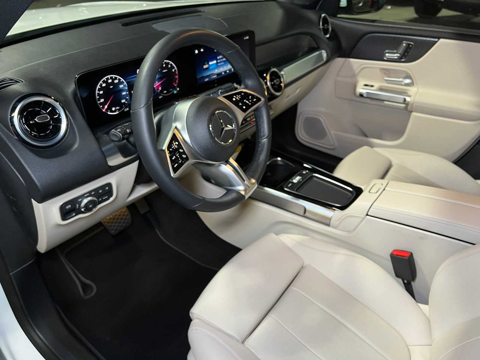 Certified 2025 Mercedes-Benz GLB 250 4MATIC image 23