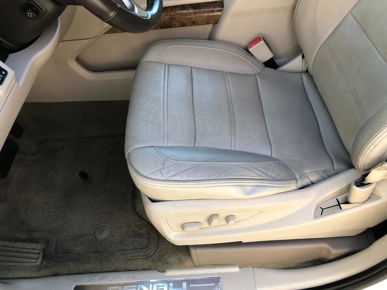 Used 2015 GMC Yukon XL Denali w/ Touring Package AWD/4WD image 18