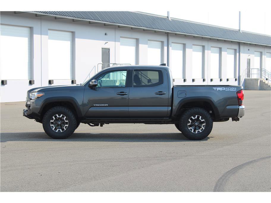 Used 2019 Toyota Tacoma TRD Off-Road image 2