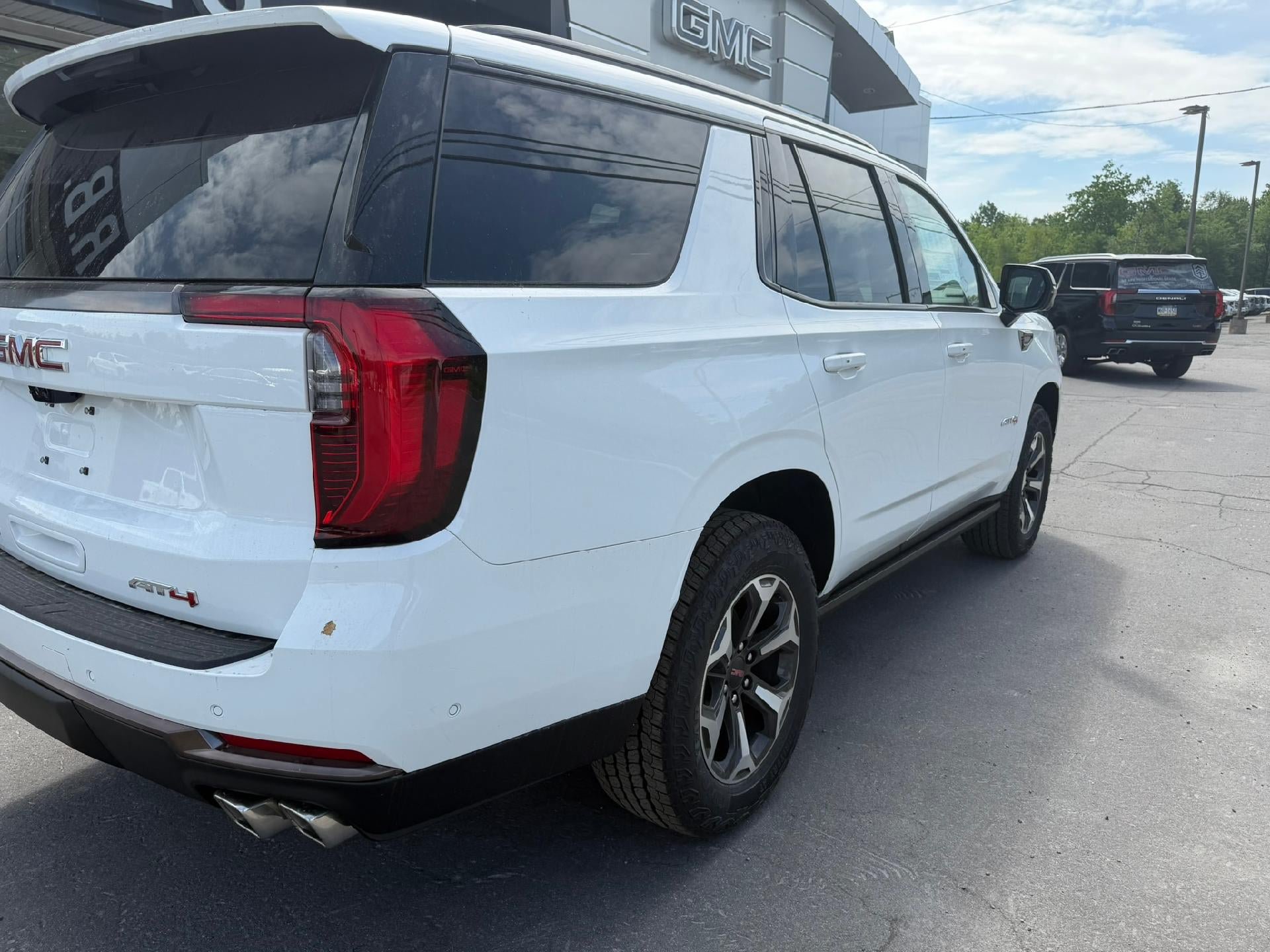 New 2026 GMC Yukon AT4 Ultimate w/ LPO, Floor Liner Package AWD/4WD image 34