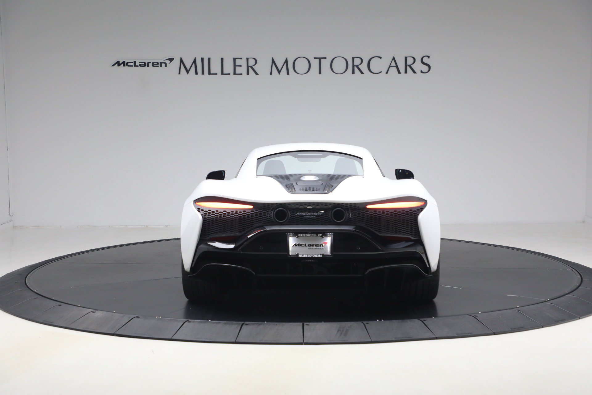 Used 2023 McLaren Artura RWD image 6