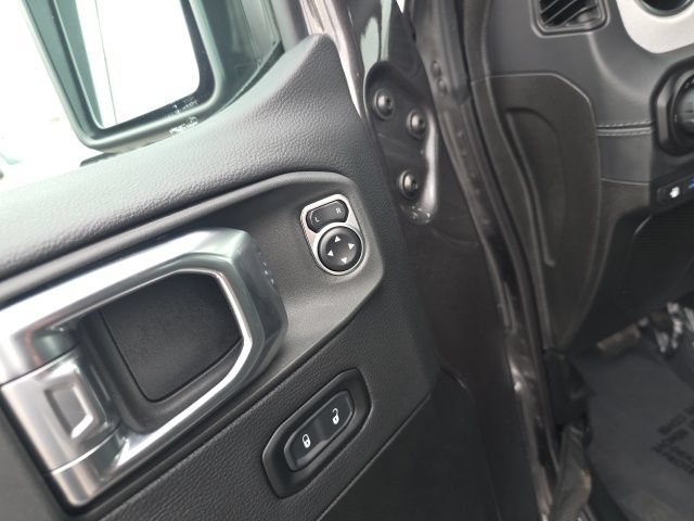 Used 2025 Jeep Wrangler Unlimited Sahara w/ Safety Group AWD/4WD image 16