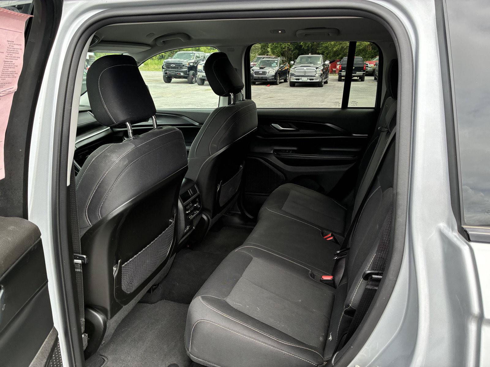 Used 2023 Jeep Grand Cherokee Laredo AWD/4WD image 15