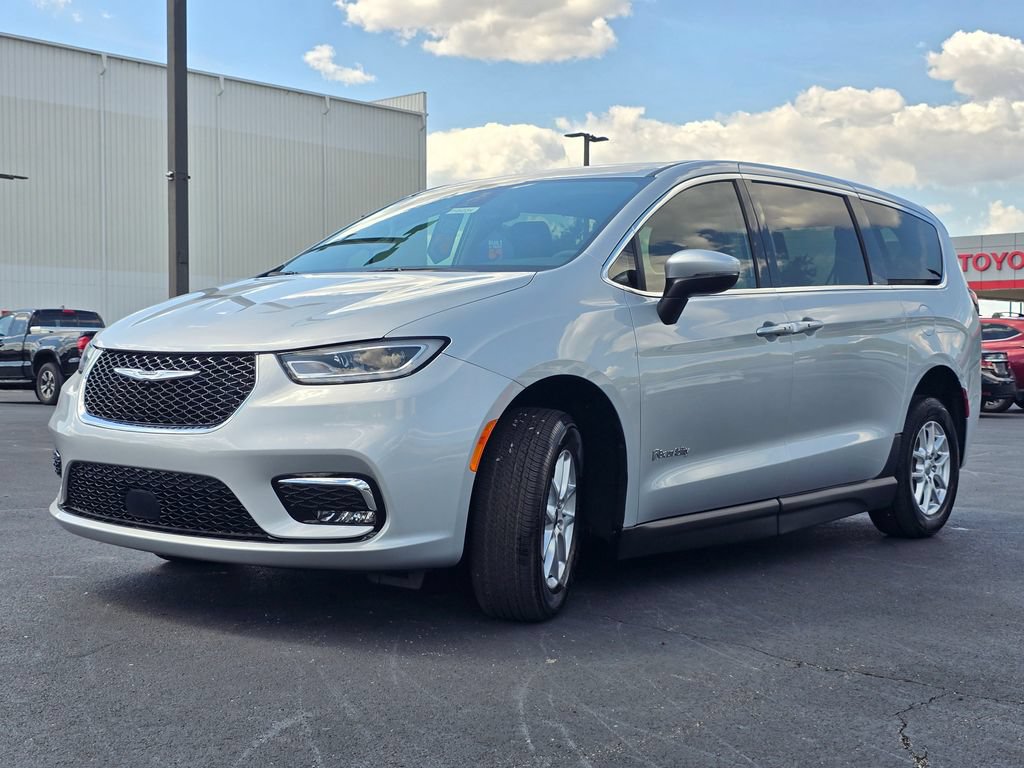 Used 2023 Chrysler Pacifica Touring-L FWD image 4