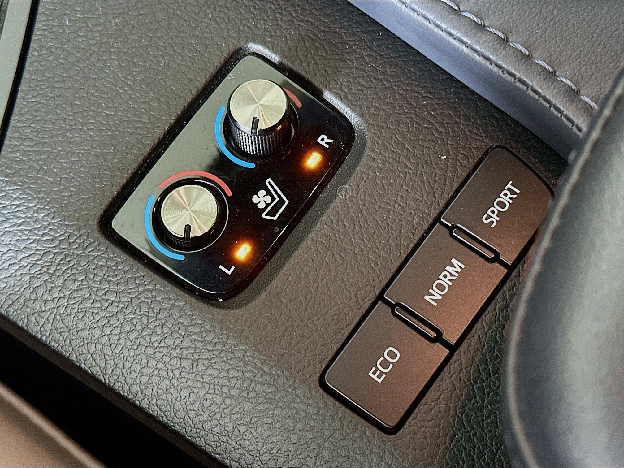 Used 2014 Toyota Avalon Limited FWD image 26