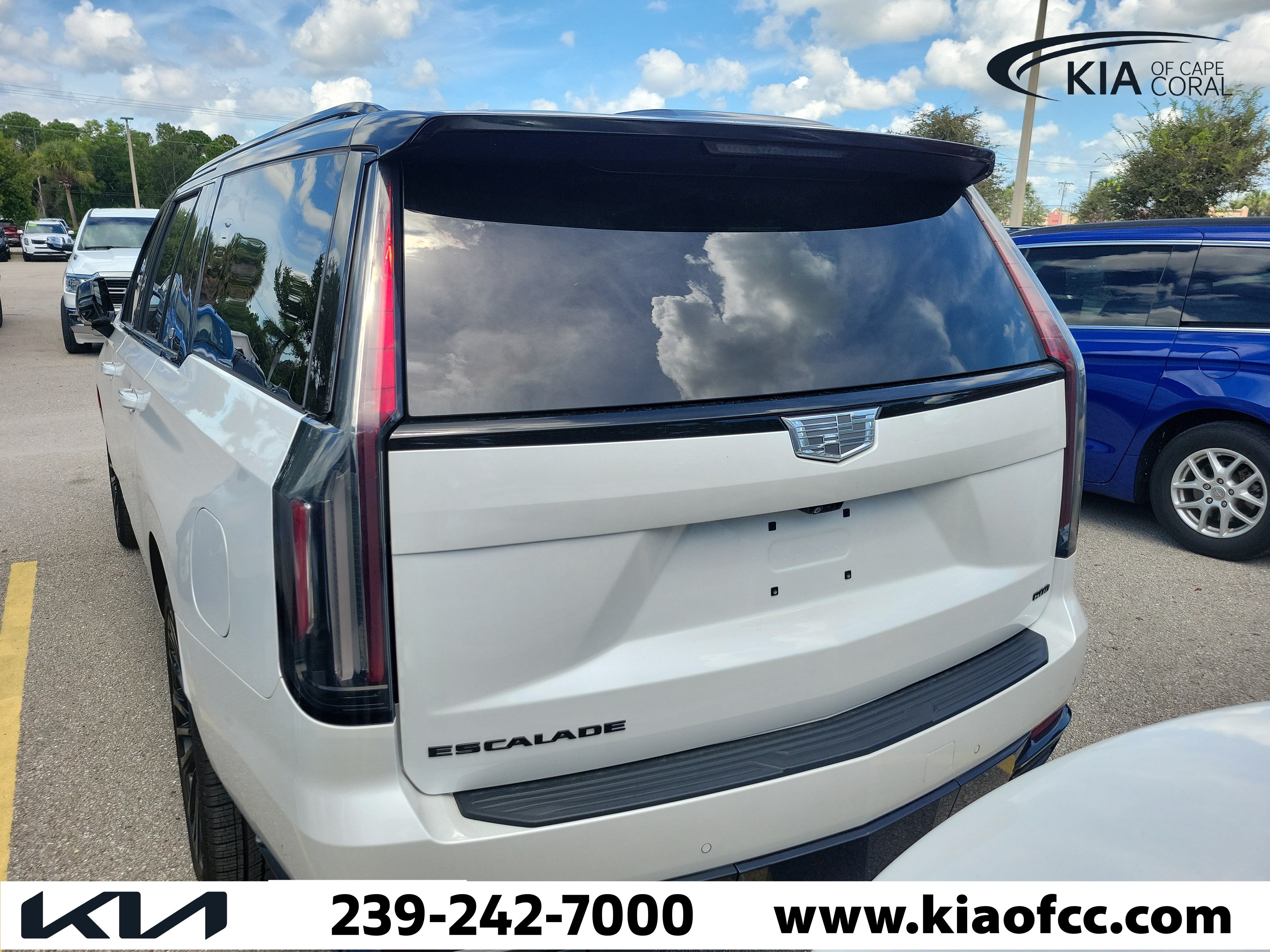 Used 2024 Cadillac Escalade ESV Sport Platinum w/ LPO, ONYX Package AWD/4WD image 5
