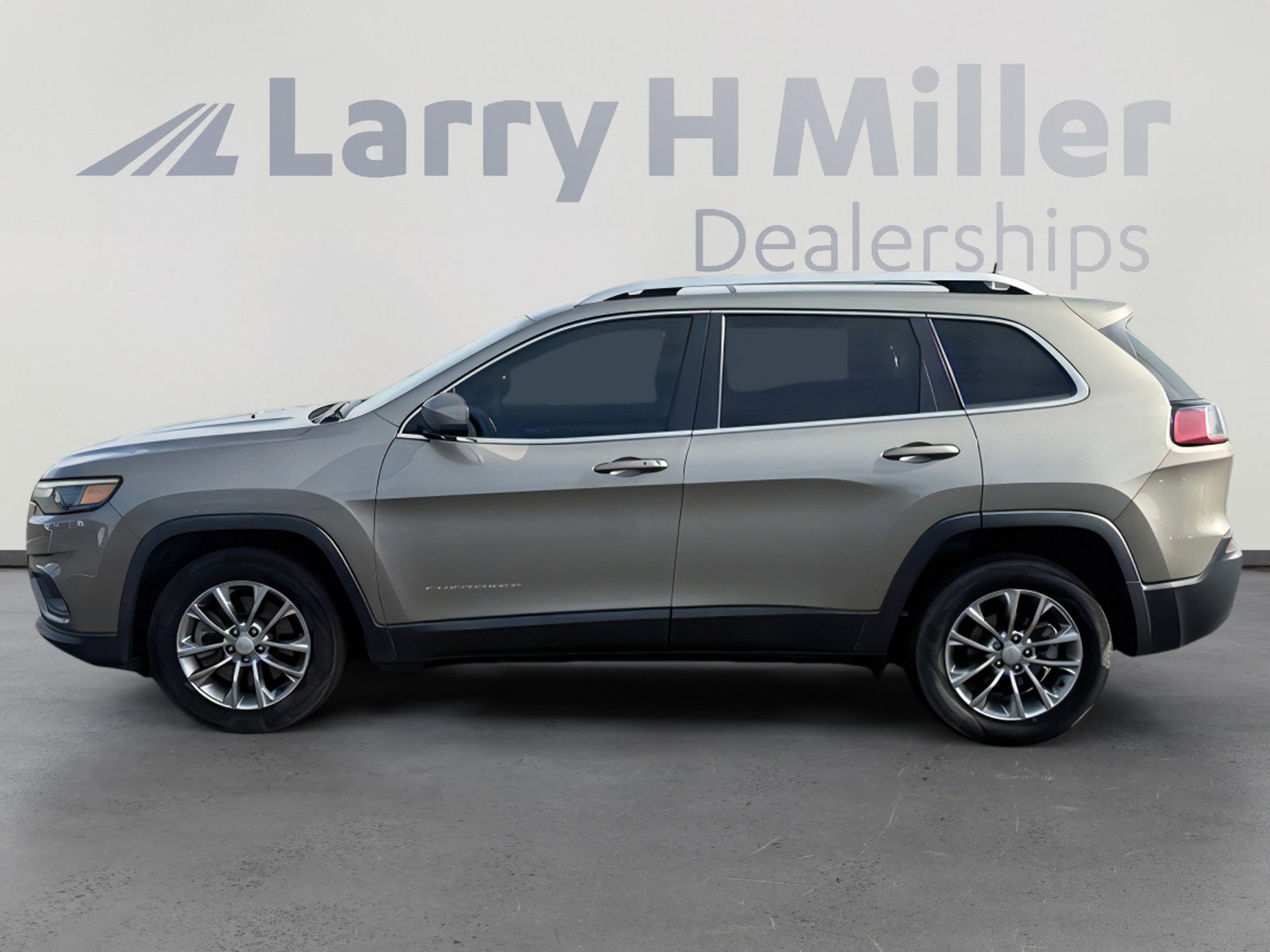 Used 2020 Jeep Cherokee Latitude Plus image 3