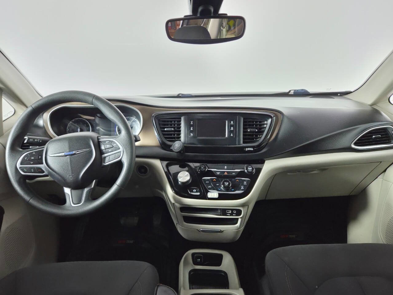 Used 2017 Chrysler Pacifica LX FWD image 21