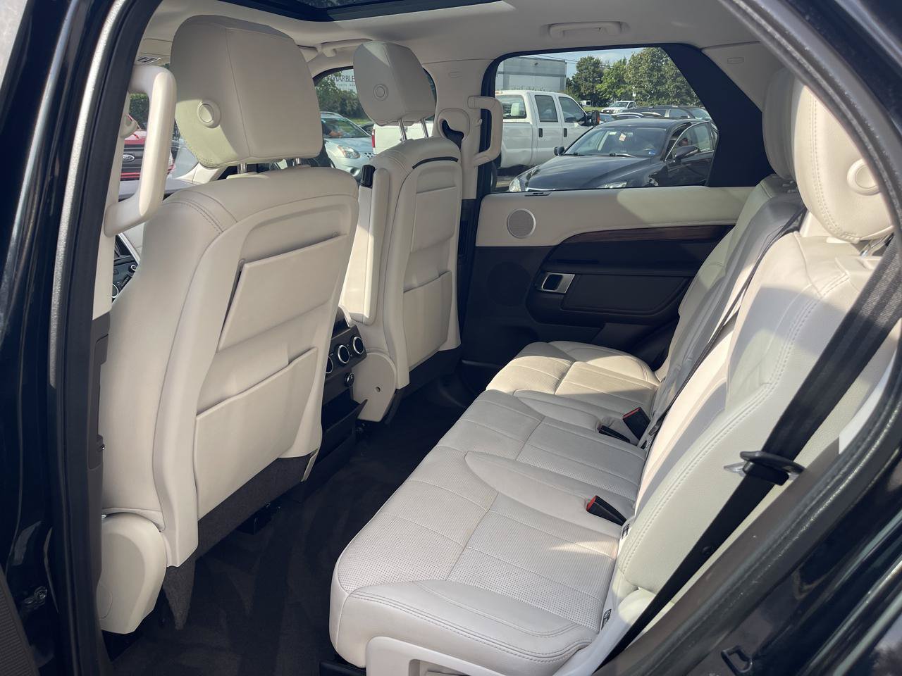 Used 2017 Land Rover Discovery HSE AWD/4WD image 28
