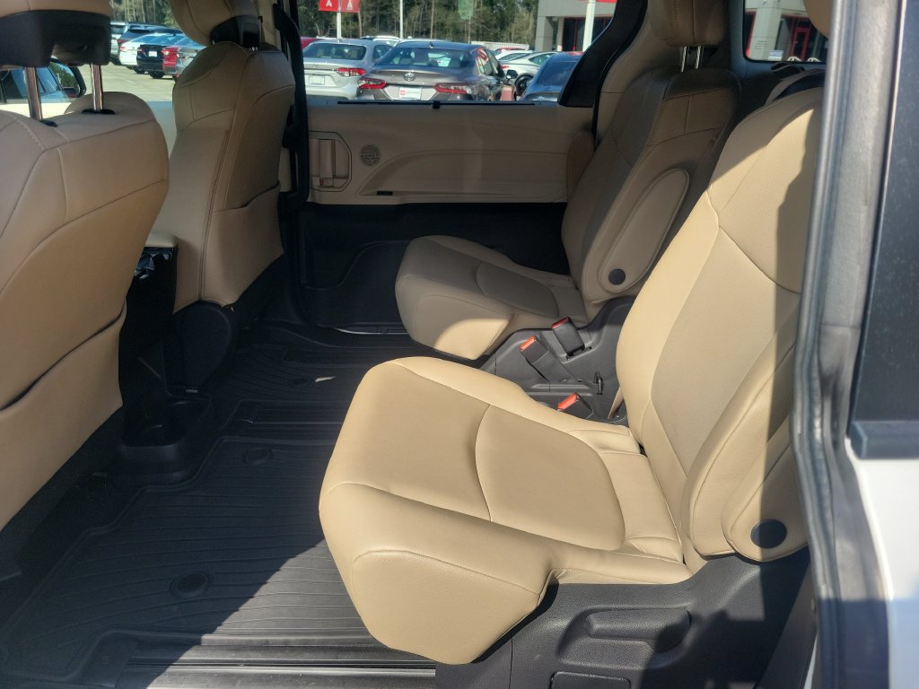 Used 2022 Toyota Sienna XLE FWD image 24
