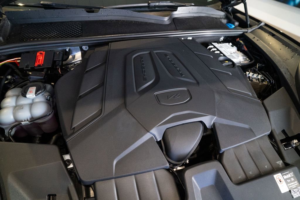 Certified 2025 Porsche Cayenne image 40