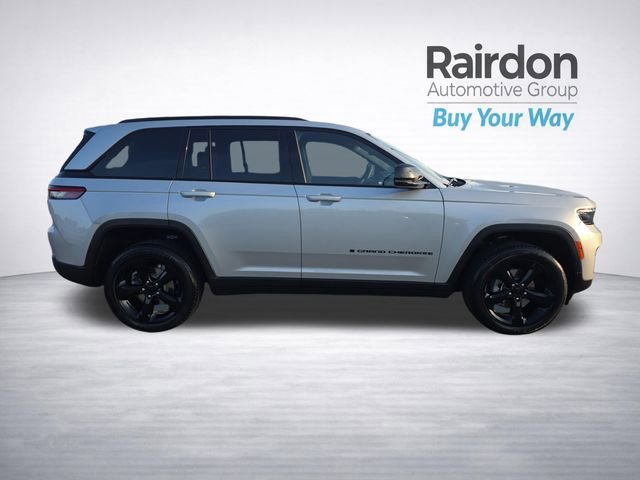 Used 2024 Jeep Grand Cherokee Altitude AWD/4WD image 8