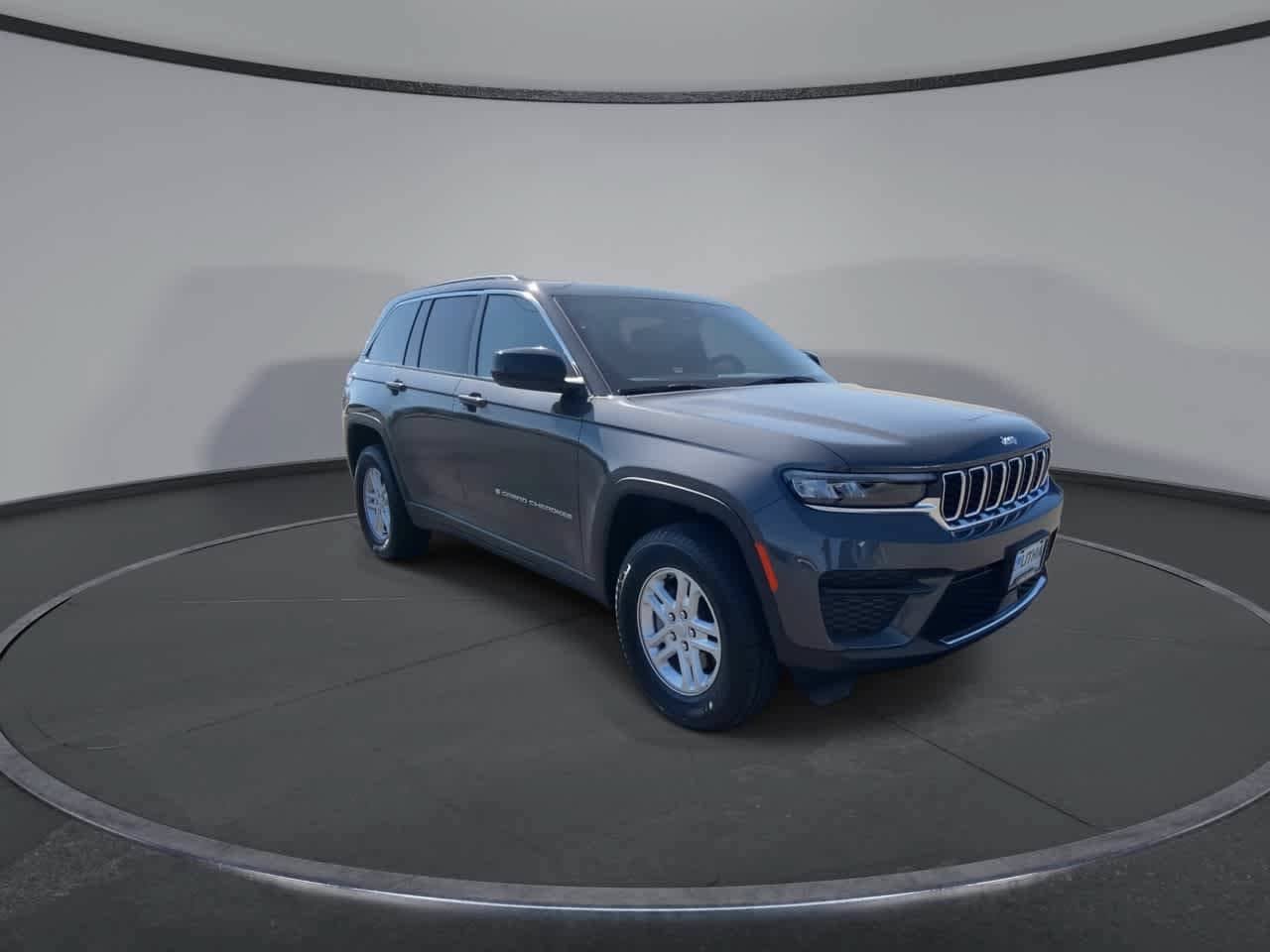 Used 2025 Jeep Grand Cherokee Laredo w/ Luxury Tech Group I AWD/4WD image 2