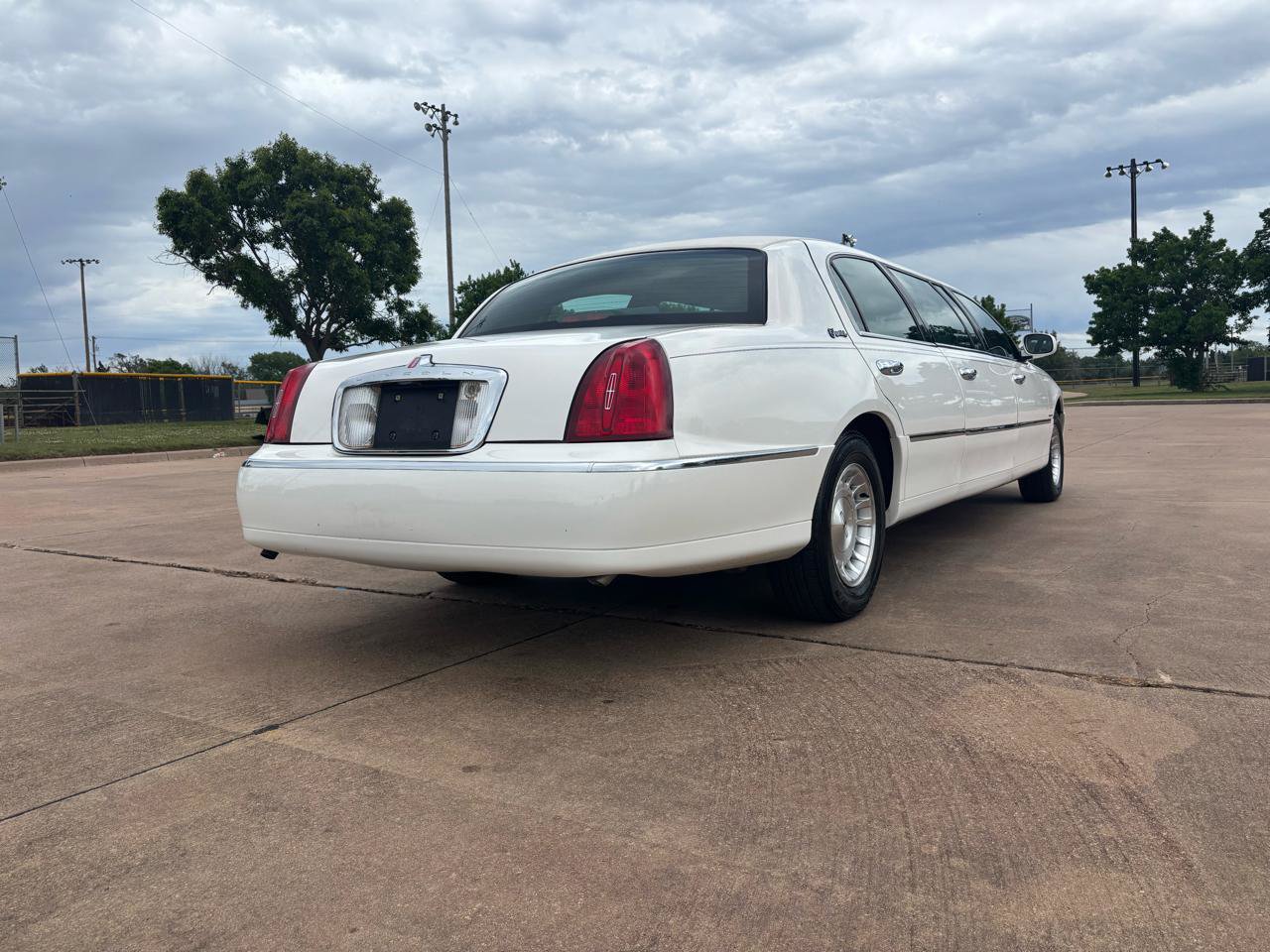 Used 1999 Lincoln Town Car Executive RWD image 24