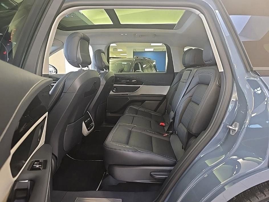 Used 2025 Lincoln Nautilus Reserve image 31