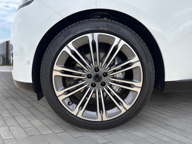 New 2026 Land Rover Range Rover Long Wheelbase SE AWD/4WD image 9